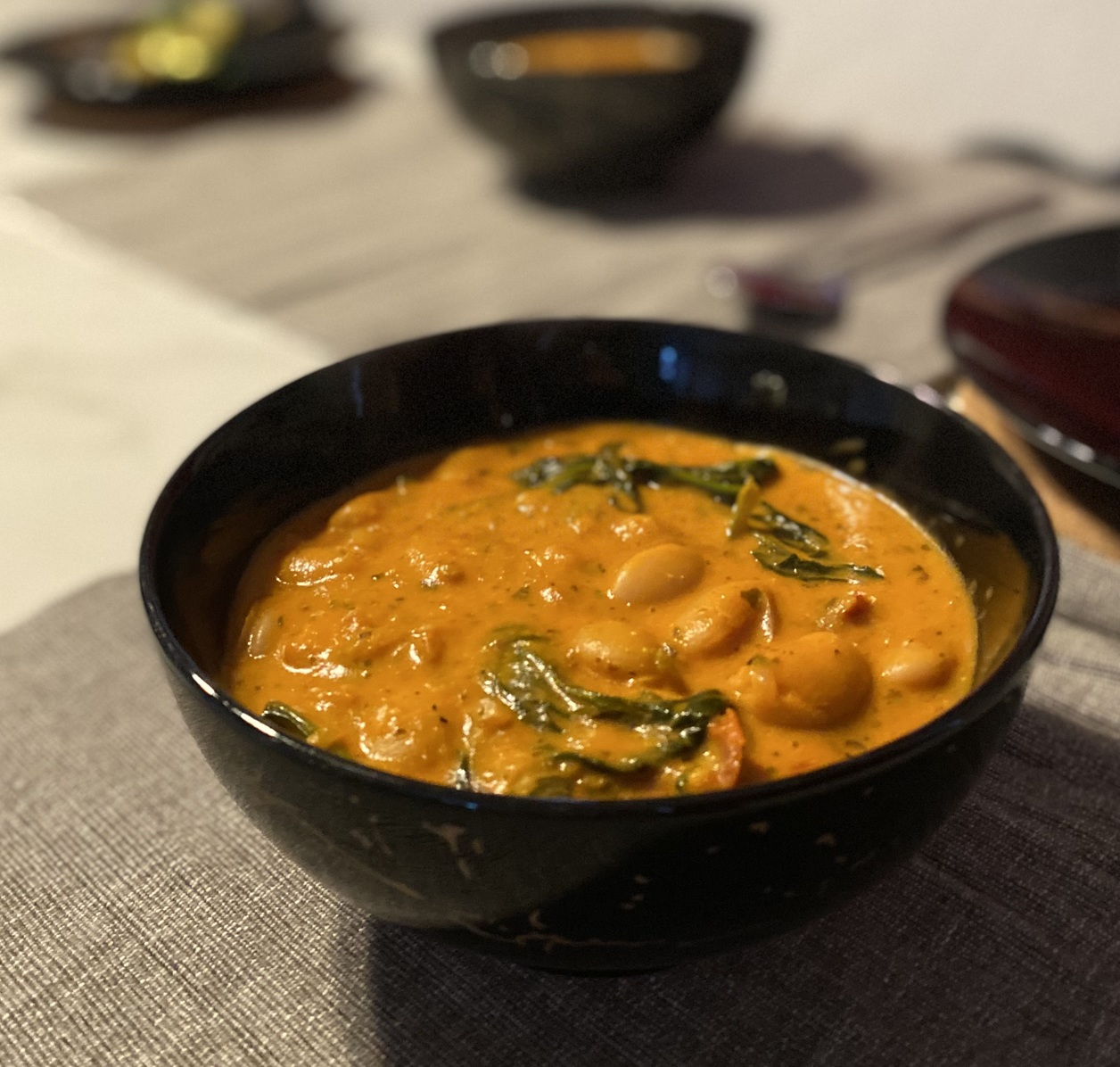 Creamy tomato and basil butter beans