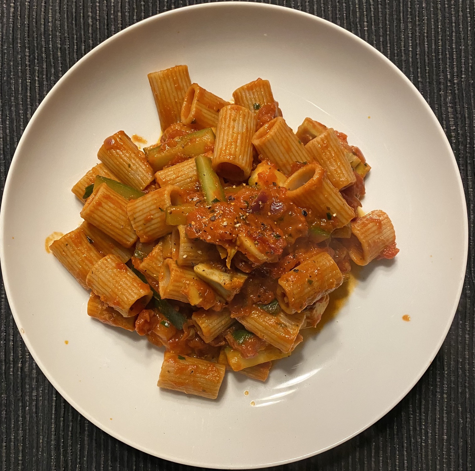 Pasta with tomato, courgette and artichoke