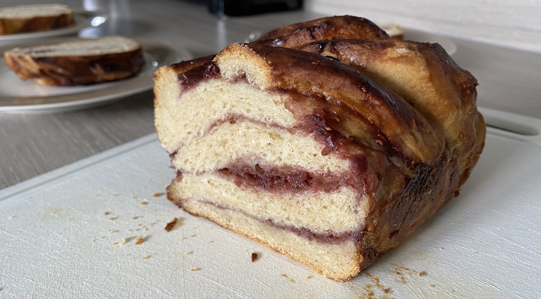 Raspberry jam babka