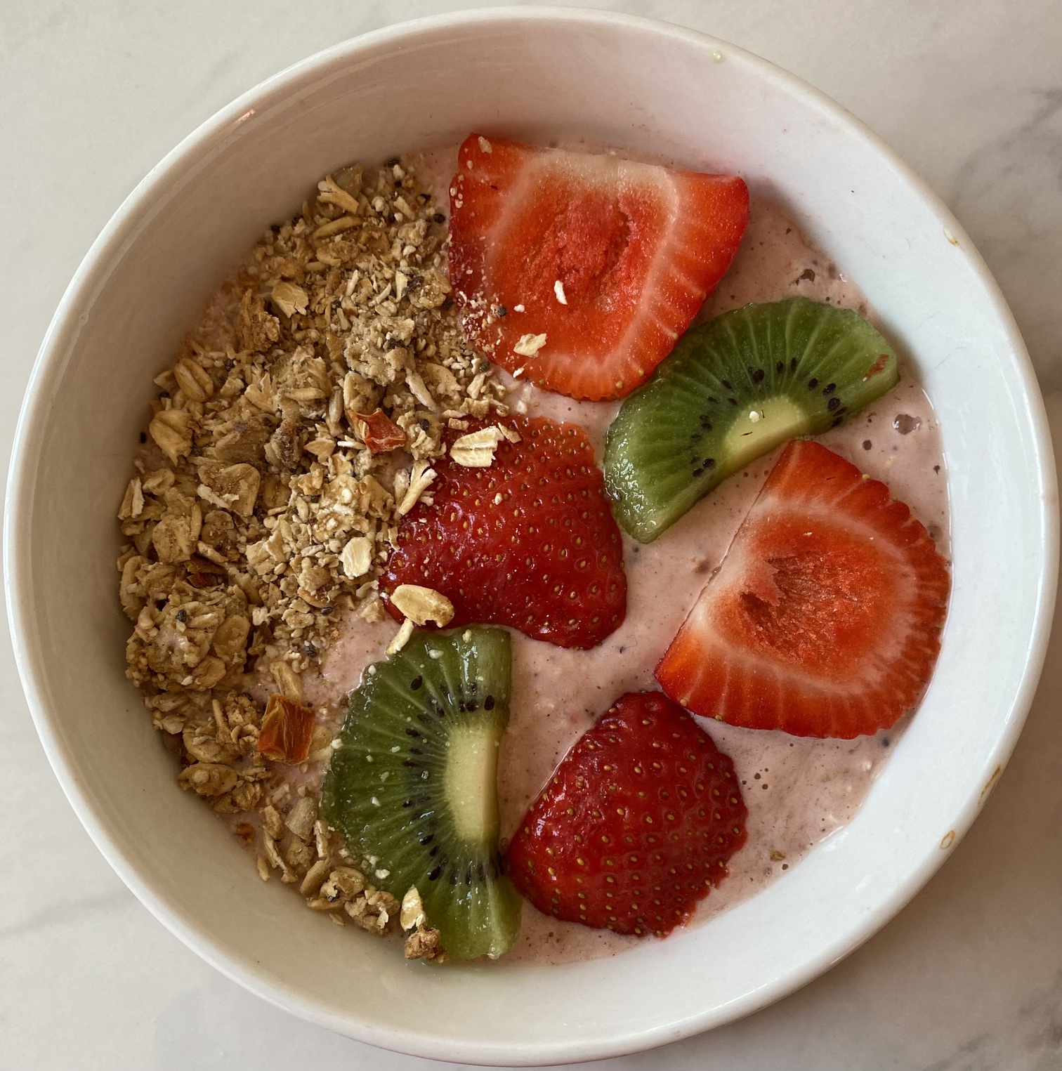 Strawberry and kiwi smoothie bowl