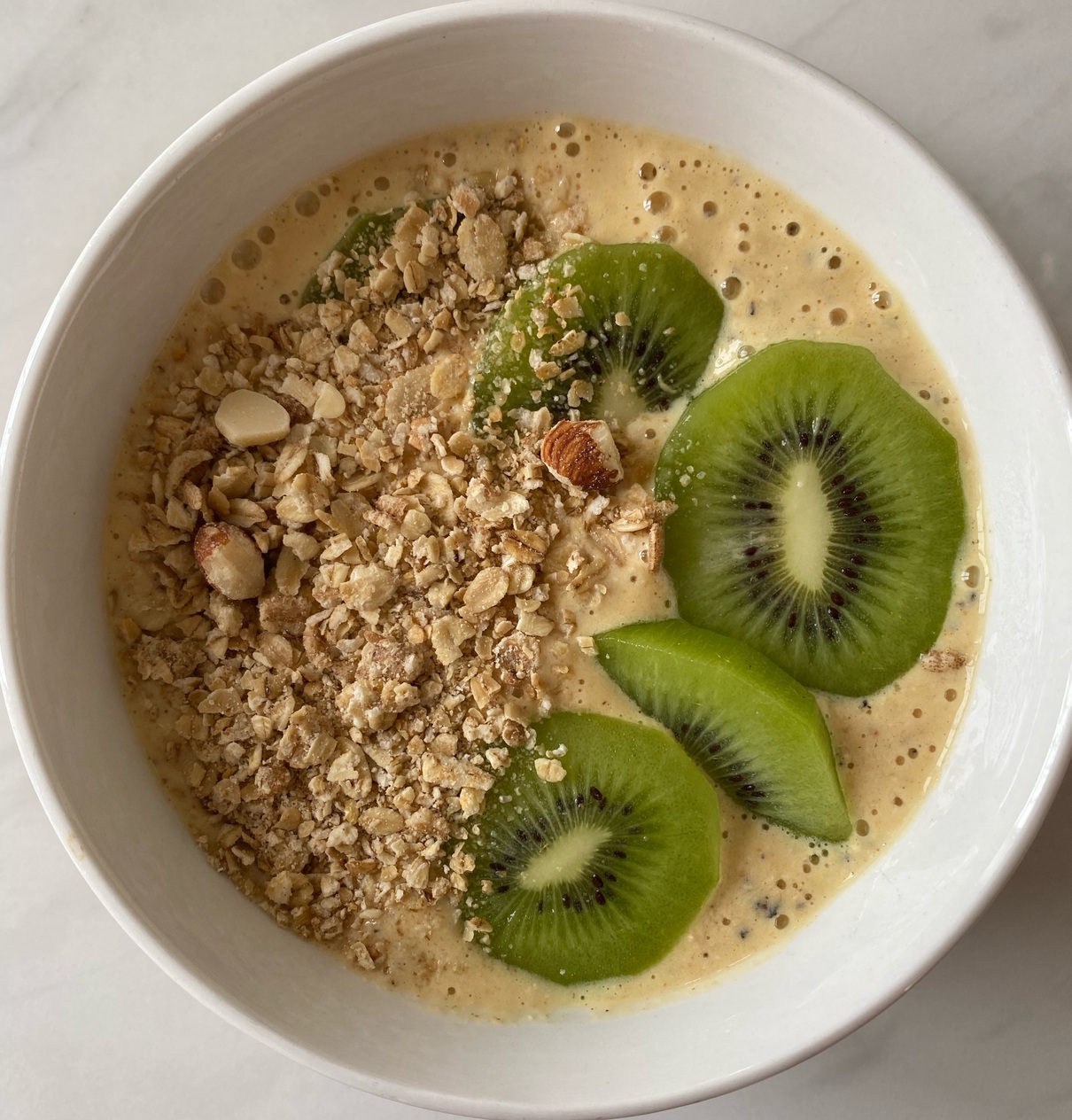 Tropical smoothie bowl